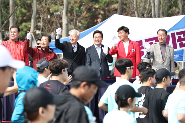 박완수 경남지사와 대회 관계자들이 3·15마라톤 참가자들을 격려하고 있다. 경남도 제공