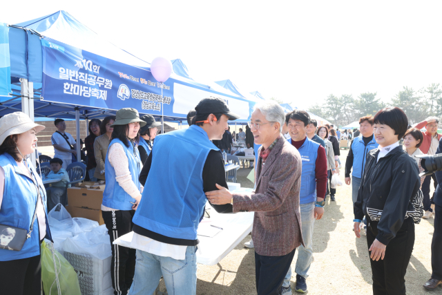 박종훈 경남교육감이 28일 제10회 일반직공무원 한마당 축제에서 행사 참가자와 악수하고 있다. 경남교육청 제공