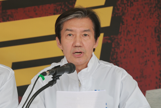 조국혁신당 조국 대표가 26일 국회 본청 앞 정치개혁 촉구 천막농성장에서 열린 최고위원회의에 참석해 발언하고 있다. 연합뉴스