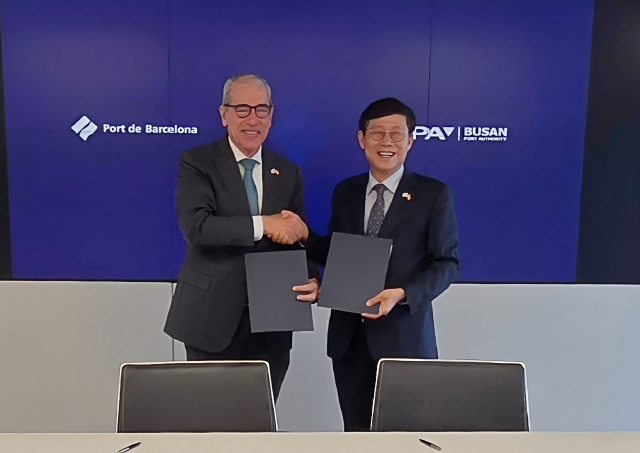 26일(현지 시간) 부산항만공사 송상근 사장을 비롯한 대표단이 스페인 바르셀로나항을 직접 방문해 호세 알베르토 카르보넬(Jos&eacute; Alberto Carbonell) 바르셀로나항만공사 사장과 ‘자매항 업무협약’(Sister Port Agreement)을 체결했다. 부산항만공사 제공