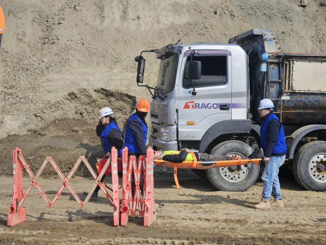 인천항만공사(IPA)가 지난 26일 인천신항 1-2단계 컨테이너부두 하부공 축조공사 현장에서 ‘2026년도 상반기 건설현장 재난대응훈련’을 진행하고 있다. IPA 제공