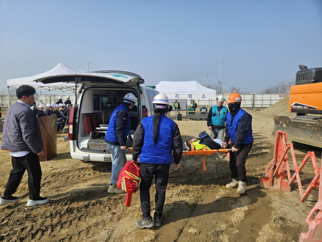 인천항만공사(IPA)가 지난 26일 인천신항 1-2단계 컨테이너부두 하부공 축조공사 현장에서 ‘2026년도 상반기 건설현장 재난대응훈련’을 진행하고 있다. IPA 제공
