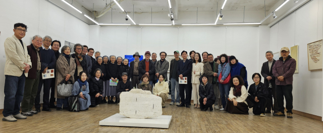 부산 서구 암남동 알로이시오기지1968 별관 3층에 마련한 ‘아트센터 1968’ 개관 기념전 1부 전시에 참여한 작가들과 관계자가 지난 25일 오프닝 행사 후 단체 기념사진을 찍고 있다. A.A예술기지 제공
