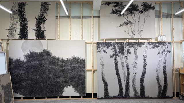 ‘A.A예술기지’(Aa Art BaseCamp) 작업실에서 완성한 김윤찬 작가의 최근 작품들. 김은영 기자 key66@