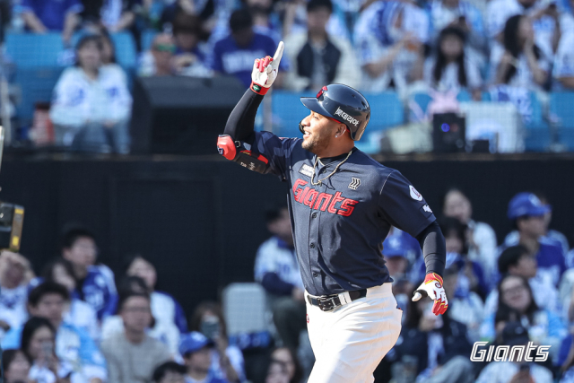 롯데 자이언츠의 새로운 1번 타자 빅터 레이예스가 롯데의 공격야구를 이끌고 있다. 지난 29일 홈런을 친 뒤 세레머니 하는 레이예스. 롯데자이언츠 제공
