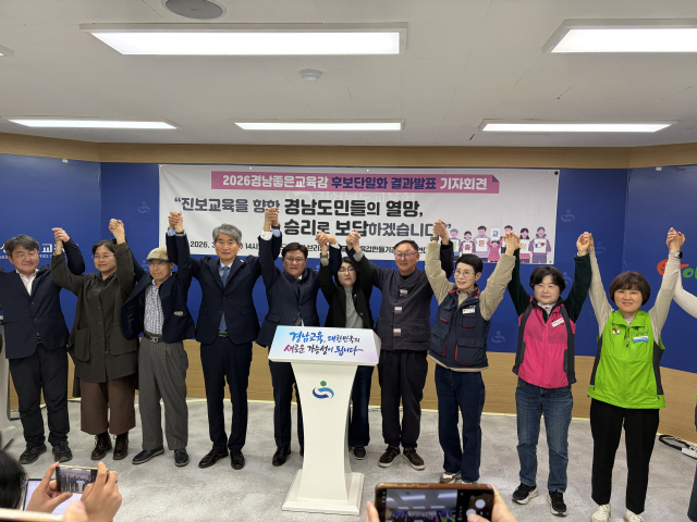 시민연대 공천위와 기자회견한 후 만세하고 있는 송영기(가운데) 예비후보. 이재희 기자