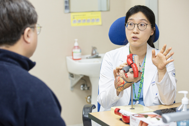 대동맥 박리에서는 ‘얼마나 빨리 진단하고, 얼마나 빨리 치료 가능한 병원으로 연결되느냐’가 중요하다. 부산대학교병원 이수진 심장혈관흉부외과 교수는 “대동맥 박리가 의심되는 경우 바로 119를 부르고, 가장 가까운 응급실로 가야 한다”라고 조언했다. 부산대병원 제공