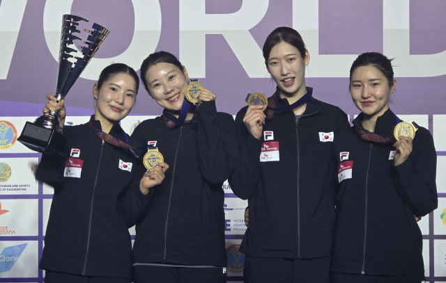 펜싱 여자 에페 아스타나 월드컵 단체전서 우승한 여자 에페 대표팀의 송세라(왼쪽부터), 박소형, 임태희, 이혜인. 대한펜싱협회 제공