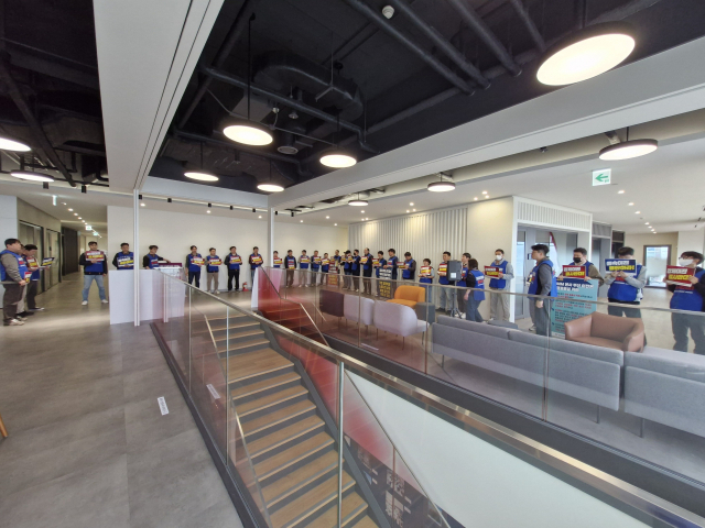 HMM 육상노조가 30일 서울 여의도 본사에서 본사 부산 이전을 위한 이사회 개최를 막기 위해 모인 모습. HMM 노조 제공