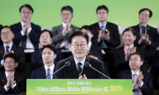 이재명 대통령이 30일 제주한라대학교 한라컨벤션센터에서 열린 타운홀미팅 '제주의 마음을 듣다' 행사에서 박수를 치고 있다. 연합뉴스