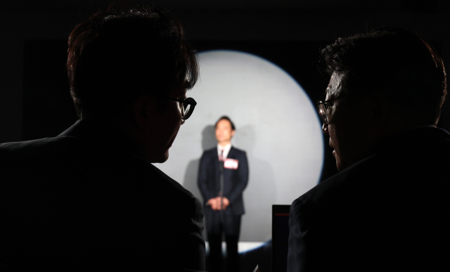 국민의힘 강명구 의이 지난 26일 서울 영등포구 여의도 중앙당사에서 열린 광역의원 비례 청년 공개 오디션 본선에서 예선 합격자들에 대한 심사를 하고 있다. 연합뉴스