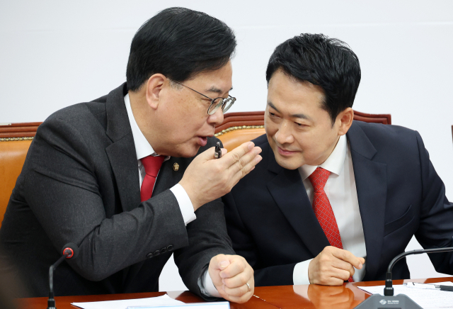 국민의힘 장동혁 대표와 송언석 원내대표가 30일 국회에서 열린 최고위원회의에서 귀엣말하고 있다. 연합뉴스