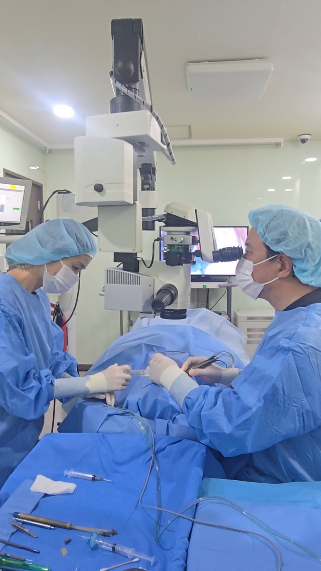 백내장 수술 후 잘못된 습관으로 인해 인공수정체가 탈구될 수 있기 때문에 주의해야 한다. 눈을 많이 비비거나 폭포수 목욕 등으로 눈에 충격을 주면 수정체 이탈의 위험이 있다. 더참안과의원 제공