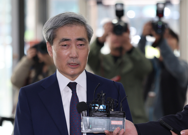 신현송 한국은행 총재 후보자가 31일 서울 중구 한화금융플라자에 마련된 인사청문회 준비 사무실로 출근하며 취재진의 질문에 답하고 있다. 연합뉴스