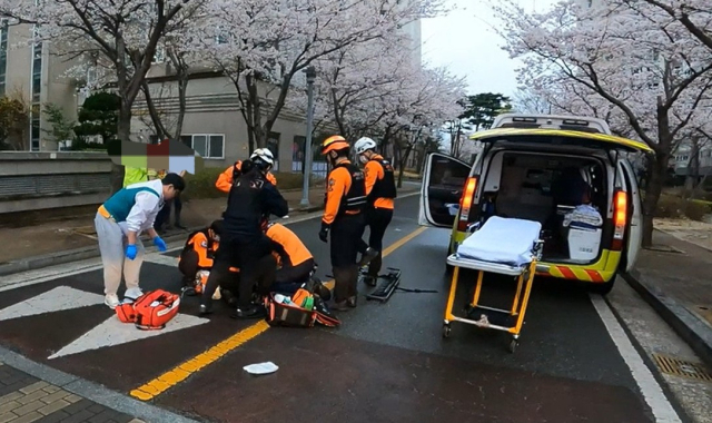 울산 북구 신천동 아파트 단지서 SUV차량이 초등생을 치는 사고가 발생했다. 울산소방본부 제공