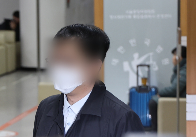 북한에 무인기를 보내 남북 긴장을 조성한 혐의를 받는 30대 대학원생 오모씨가 26일 구속 전 피의자 심문(영장실질심사)을 받기 위해 서울 서초구 서울중앙지법으로 들어서고 있다. 연합뉴스