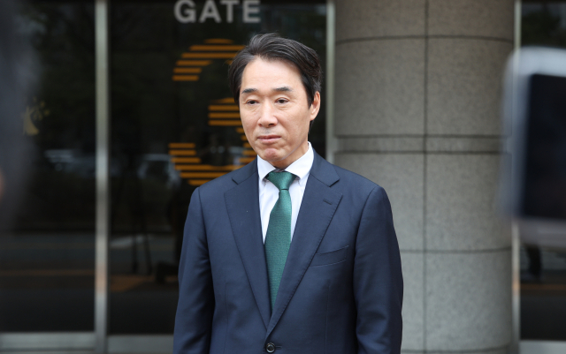 최윤홍 전 부산시 부교육감이 31일 오전 부산 연제구 부산지방법원 앞에서 1심 선고에 대한 입장을 밝히고 있다. .이재찬 기자 chan@