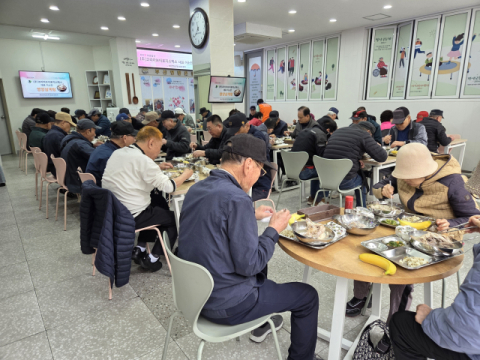 부산연탄은행, 코리아브이로지스틱스 후원 보훈밥상 ‘삼계탕 나눔’