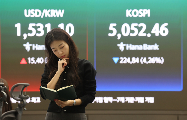 코스피가 이란 사태를 둘러싼 불확실성에 나흘째 내려 5,050대로 밀려난 31일 서울 중구 하나은행 딜링룸에서 직원들이 업무를 보고 있다. 이날 코스피는 전장보다 224.84포인트 내린 5,052.46에 장을 마치며 지난 26일 이후 4거래일 연속 하락세를 나타냈다. 연합뉴스