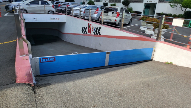 부산 16개 구·군의 집중 호우 발생 시 침수 피해를 막는 차수판 지원 사업 상황이 편차가 있는 것으로 나타났다. 사진은 영도구 한 아파트 지하 주차장에 차수판이 설치된 모습. 영도구 제공