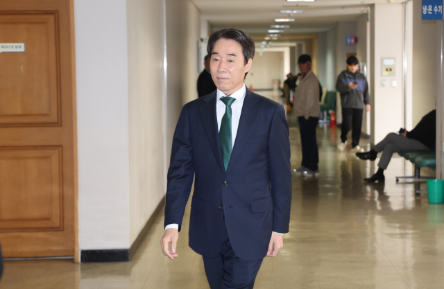 최윤홍 전 부산시교육청 부교육감이 31일 오전 부산 연제구 부산지방법원 법정으로 입장하고 있다. 이재찬 기자 chan@