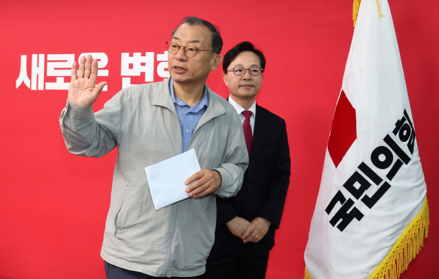 국민의힘 이정현 공천관리위원장이 31일 서울 중앙당사에서 경선 결과 발표를 마친 뒤 회견장을 나서고 있다. 연합뉴스