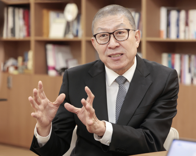 박형준 부산시장은 31일 부산시청 집무실에서 진행된 <부산일보>와의 인터뷰에서 “부산을 글로벌 도시와 살기 좋은 도시로 만들겠다는 공약이 목표를 향해 순항하고 있다”고 강조했다. 정대현 기자 jhyun@