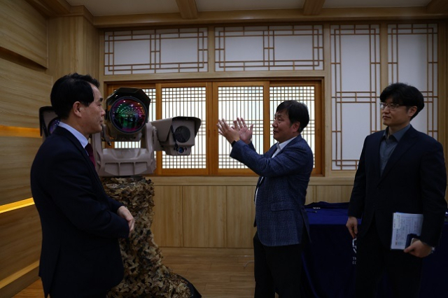 중소기업기술정보진흥원 김영신 원장(가운데)이 (주)글로벌시스템스 박승국 대표(왼쪽)와 함께 기업의 감시 장비를 둘러보고 있다. 기정원 제공