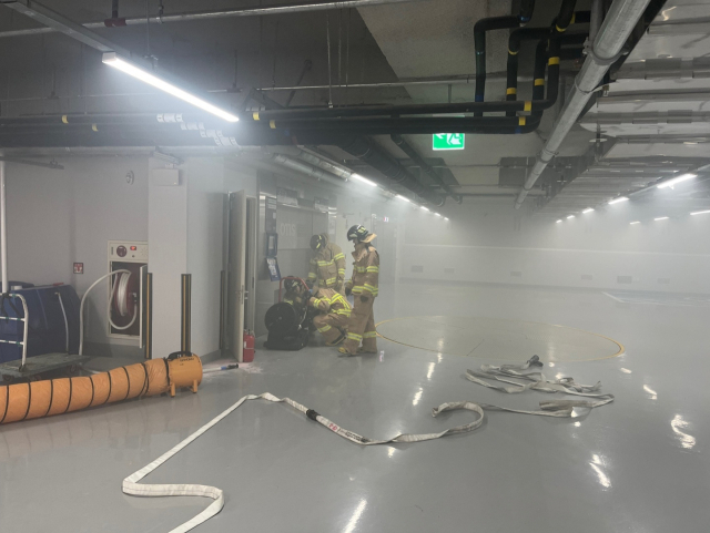 31일 부산소방재난본부에 따르면 이날 오후 2시 9분 서구 동대신동 한 대학병원 기계식 주차장에서 불이 나 약 3시간 40분 만인 오후 5시 53분 꺼졌다. 부산소방재난본부 제공.