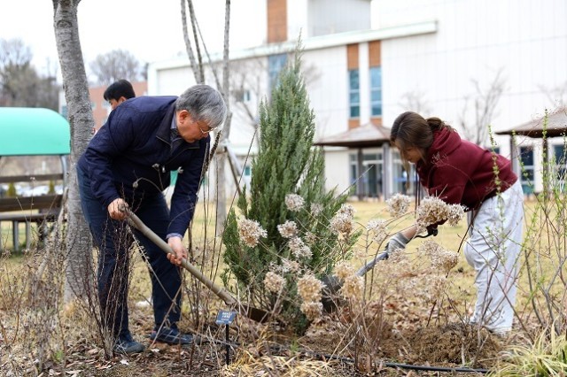 이주명 한농대 총장(왼쪽)이 학생과 함께 교내에서 나무를 심고 있다. 한농대 제공