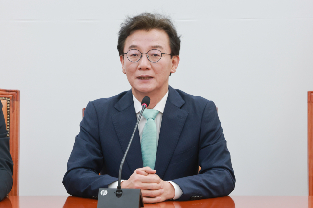 더불어민주당 전재수 의원이 지난달 24일 국회에서 열린 한병도 원내대표와의 부산 글로벌허브도시 조성에 관한 특별법안 관련 간담회에 참석해 발언하고 있다. 연합뉴스