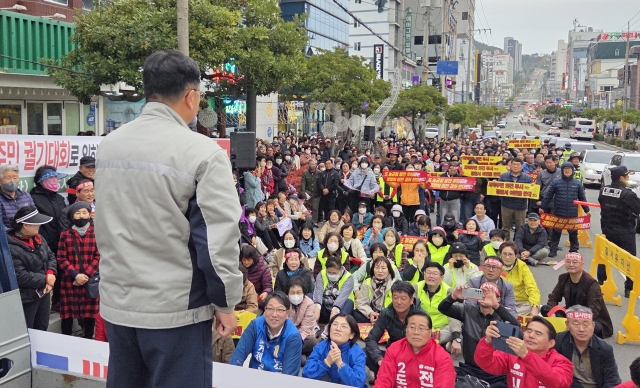 거제경찰서 이전반대 주민대책위원회는 31일 옥포 중앙사거리에서 범시민 궐기대회를 열고 “경찰청사 옥포 외 이전 시도를 즉각 중단하라”고 촉구했다. 현장에는 대책위 관계자와 주민 등 300여 명이 함께했다. 대책위 제공