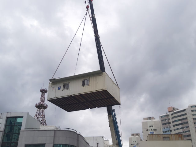 지난해 근무 공간이 부족해 청사 옥상에 설치한 컨테이너가 건물 균열로 다시 철거하는 모습. 독자 제공