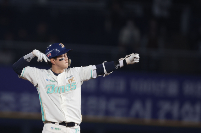 31일 NC 4번 타자 박건우가 2루타를 치고 세리머니를 하고 있다. 연합뉴스