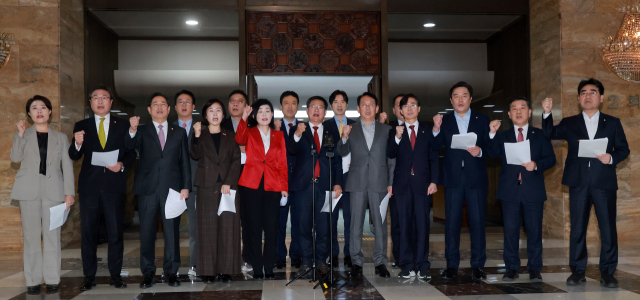 부산을 지역구로 둔 국민의힘 의원들이 지난달 31일 국회 로텐더홀에서 법제사법위원회에 부산 글로벌허브도시 특별법을 상정할 것을 촉구하며 구호를 외치고 있다. 연합뉴스