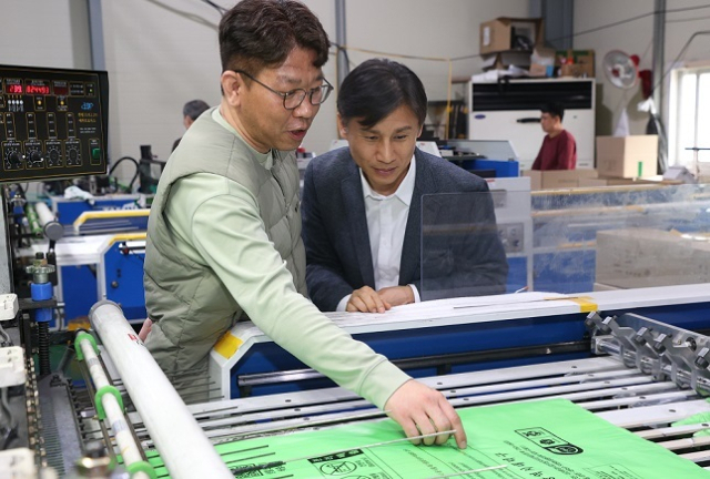 백호성 조달청 구매사업국장(오른쪽)이 1일 충청남도 금산군 소재 종량제봉투 생산기업인 경승산업을 방문해 생산시설을 둘러보고 있다. 조달청 제공