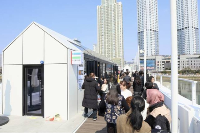 보행전용교량인 울산교 위에 개관한 ‘세계음식문화관.’ 울산시 제공