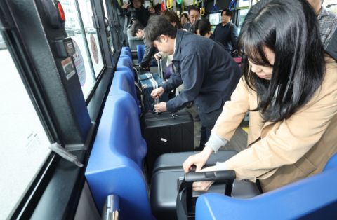 [르포] ‘전국 최초’ 대형 캐리어 반입 부산 시내버스 타 보니…