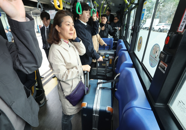 1일 오후 부산 영도구 청학동 유한여객 차고지에서 열린 ‘시내버스 대형 캐리어 반입 시범 사업 시연회’에서 참석자들이 대형 캐리어를 버스 내에 결착하고 있다. 정종회 기자 jjh@