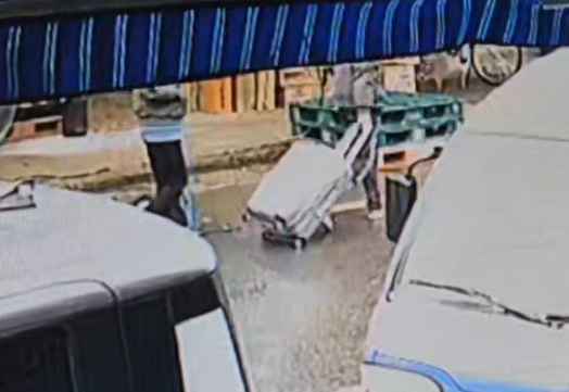 대구 북부경찰서는 1일 50대 여성의 시신을 캐리어에 담아 북구 칠성동 신천에 유기한 혐의로 20대 딸과 사위를 붙잡아 수사 중이다. 사진은 지난 18일 이들 부부로 추정되는 인물이 캐리어를 끌고 중구 주거지에서 신천으로 이동하는 모습이 담긴 CCTV 영상 중 일부. 연합뉴스