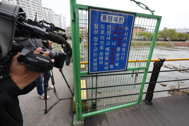 3월 31일 대구 북구 칠성동 잠수교 아래 신천에서 여성의 시신이 담긴 캐리어가 발견된 가운데 캐리어가 발견된 지점에서 취재진이 취재하고 있다. 연합뉴스