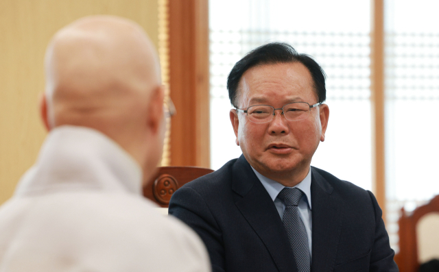 대구시장 선거에 출마한 더불어민주당 소속 김부겸 전 국무총리가 1일 서울 종로구 조계사 한국불교역사 문화기념관에서 조계종 총무원장 진우스님과 대화하고 있다. 연합뉴스