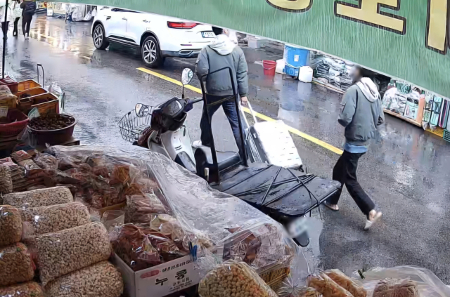 대구 북부경찰서는 1일 50대 여성의 시신을 캐리어에 담아 북구 칠성동 신천에 유기한 혐의로 20대 딸과 사위를 붙잡아 수사 중이다. 사진은 지난 18일 이들 부부가 캐리어를 끌고 중구 주거지에서 신천으로 이동하는 모습이 담긴 CCTV 영상 중 일부. 연합뉴스