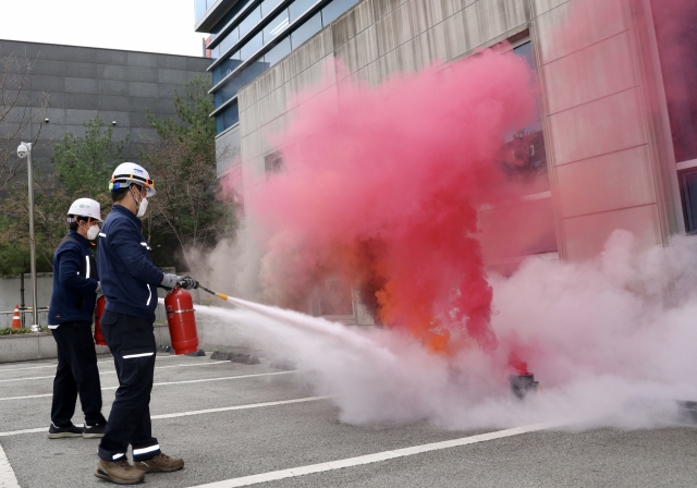 한전KDN 대전충남본부 안전 점검 중 직원들이 화재진압 훈련을 시행하고 있다. 한전KDN 제공