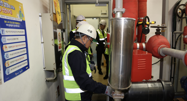 한전KDN 대전충남본부 사옥의 소방안전 시설을 살펴보고 있는 박상형 한전KDN 사장. 한전KDN 제공