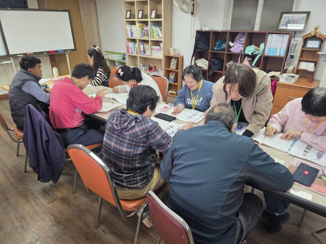 경남 밀양시가 운영하는 성인문해교실. 밀양시 제공