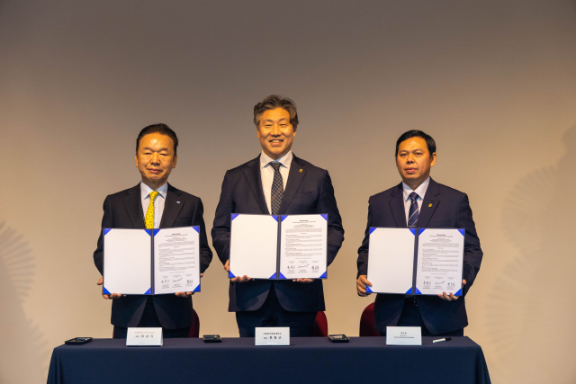 ‘한-인니 해양분야 산학협력포럼’ 협력선언문 서명식 기념촬영 모습. 왼쪽부터 해양플랜트서비스산업협회 최금식 회장, 국립한국해양대 류동근 총장, 인도네시아 지역대표협의회 술탄 바흐티아르 나자무딘 상원의장. 국립한국해양대 제공