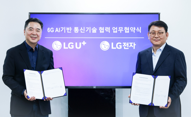 LG유플러스는 LG전자와 6G 시대를 대비한 AI 기반 통신기술의 선행 연구개발와 국제 표준화 협력을 위한 업무협약을 체결했다고 2일 밝혔다. 사진은 전날 서울 강서구 LG사이언스파크에서 진행한 협약식에서 이상엽 LG유플러스 CTO(왼쪽)와 제영호 LG전자 C&M표준연구소장이 기념촬영을 하고 있는 모습. LG유플러스 제공.