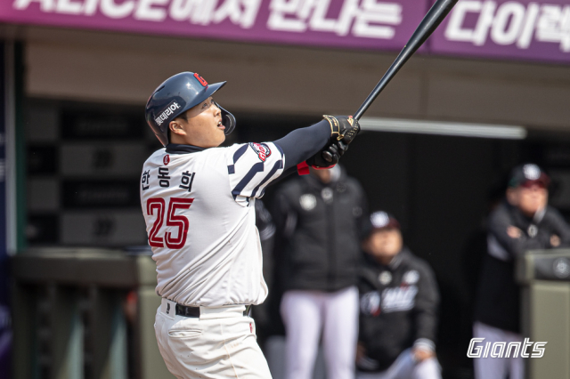 지난달 시범경기에서 부상으로 개막 엔트리에 승선하지 못했던 한동희가 부상에서 회복해 3일 홈 개막전에 나선다. 지난달 열린 시범경기에서 타격하고 있는 한동희. 롯데 자이언츠 제공