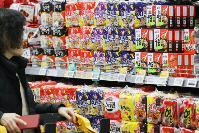 ‘100g당 1333원' 식으로 상품의 가격을 일정 단위로 환산한 가격으로 통일해 표시하는 '단위가격표시제'가 오는 7일부터 대규모 온라인 쇼핑몰로 확대 적용된다. 사진은 서울의 한 대형마트에 진열된 봉지 라면 제품 모습. 연합뉴스